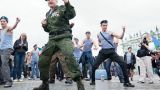 Активистка ЛГБТ попыталась спровоцировать десантников в Петербурге