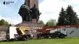 В Ровно перед 9 Мая свалили последний памятник героям Великой Отечественной — видео