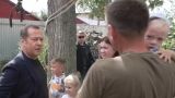 Медведев посетил пострадавший от тайфуна Сахалин, где пообщался с жителями