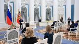 Путин вручил в Кремле награды российским женщинам