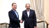 Медведев и Пашинян обсудили основные позиции отношений России и Армении
