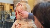 Каша с вареньем и мат: бюст королевы Виктории в Глазго подвергся атаке
