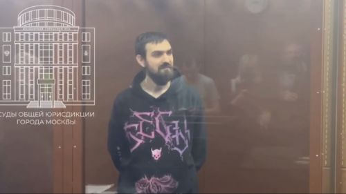 Судья прервала речь комика Останина* и удалила его из зала