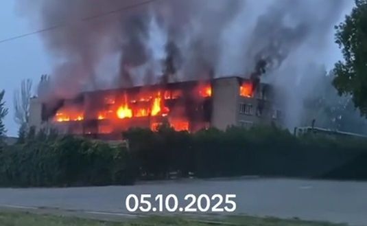 Даже не тушили: В Запорожье после ночной атаки сгорел корпус «Мотор Сич»