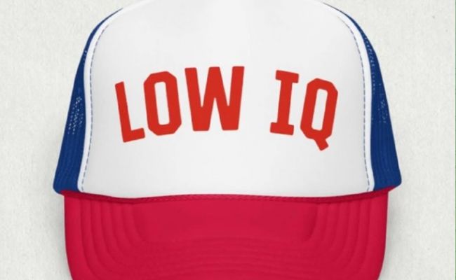 Тонкий укол: Карлсон забросал Трампа кепками «Низкий IQ» в ответ на оскорбление Тонкий укол: Карлсон забросал Трампа кепками «Низкий IQ» в ответ на оскорбление