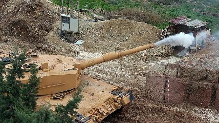 Турецкий танк ведёт обстрел позиций курдов в Африне
