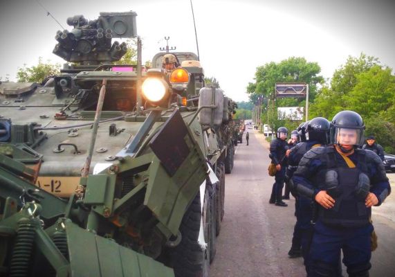 Оппозиция пикетирует выставку техники НАТО в центре Кишинева