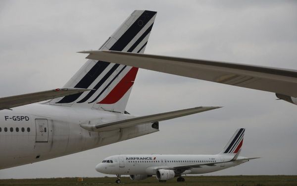 Два самолета столкнулись в столице франции