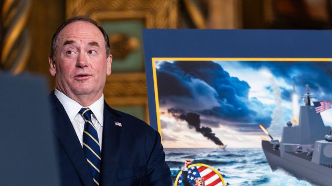 «Покусился на святое» — за что на самом деле Трамп выгнал министра ВМС — эксперт