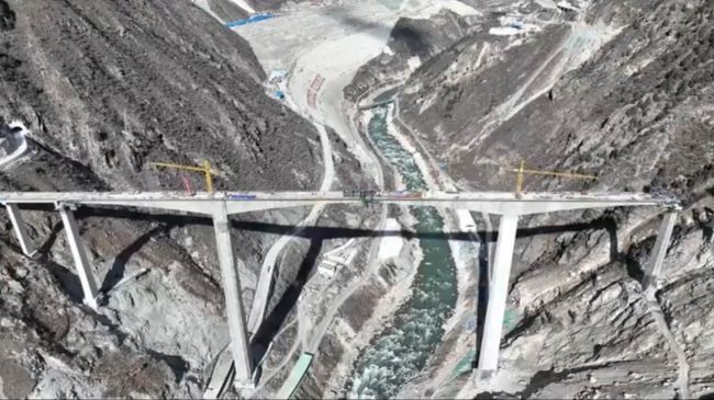 В Китае обрушился недавно открытый 758-метровый мост — видео