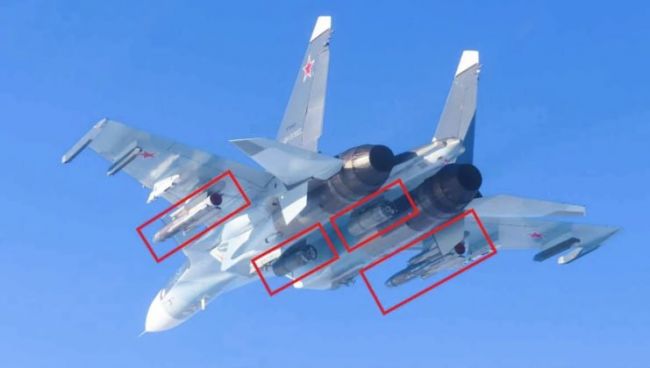 Опубликованы фото российских Су-30СМ2 над Балтикой с необычным вооружением