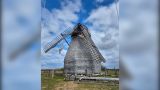 Ураган сорвал лопасти с вековой мельницы под Новгородом