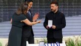 Голландцы вручили Зеленскому премию «Четырех свобод» — даже украинцы смеются