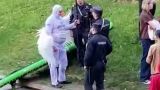 Police officers of Moscow caught on Patriarchal ponds of the swan-matershinnik