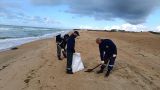На пляжи Анапы снова выбросило мазут