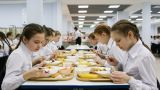 С 1 сентября для российских школьников введено бесплатное горячее питание