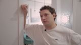 Российский комик угодил в скандал из-за поцелуя с 16-летней фанаткой
