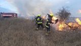 В пригороде Кишинева горит сухостой, огонь подступает к жилым кварталам