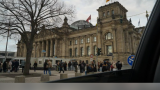 Над зданием Рейхстага в Берлине снова развевается Знамя Победы