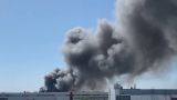 К тушению крупного пожара в ангаре в Москве привлечена авиация