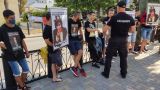 В Кишиневе протестующие приковались к ограде посольства США — хозяев Санду