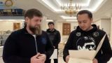 Президент Узбекистана подарил главе Чеченской Республики золотую картину