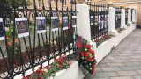 Годовщина начала карабахской войны: люди несут цветы к посольству Армении в Москве
