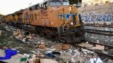 «Черный дикий Запад»: в Америке банды бездомных безнаказанно грабят поезда