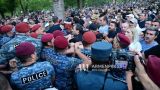 Армянский протест перерос в столкновения: десятки задержанных и пострадавших