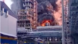Фракционная колонна на Антипинском НПЗ продолжает гореть — видео