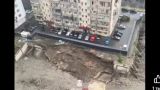 В Тбилиси многоэтажный дом может сползти в котлован