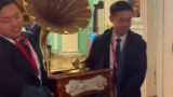 Цзиньпин приехал к Путину не с пустыми руками: граммофон, столик и ящики сувениров