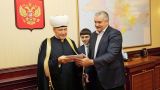 Сергей Аксенов получил медаль «За духовное единение» от главы ДУМ РФ