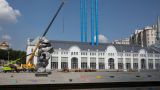 A huge piece of feces: the scandalous work of a Swiss sculptor is being demolished in Moscow