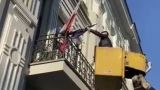 Ответ Иркутска: мужчина пытался сорвать флаг ЕС с посольства Польши — видео