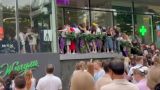 В центре Москвы подростки устроили давку в погоне за бесплатной косметикой