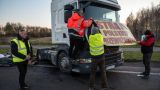 Бьют стёкла, крадут аккумуляторы — будни дальнобойщиков на границе Польши с Украиной