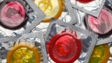 У Макрона и презервативы дырявые: Французам советуют срочно обратиться к врачу