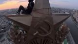 Руфер забрался на шпиль сталинской высотки в Москве и снял видео
