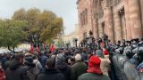 Третий день акций неповиновения: в Баку парад, в Ереване — потасовки