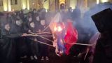 «Огонь — России» — оппозиционеры в масках сожгли российский флаг в Тбилиси