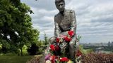 В Киеве завалили цветами памятник летчикам Великой Отечественной в образе Быкова