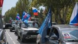 «Бессмертный автополк» — в ДНР развернули гигантскую копию Знамени Победы
