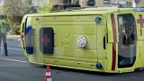 Скорая помощь с беременной женщиной внутри перевернулась в Екатеринбурге — видео