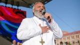 Архиепископ Баграт Галстанян заморозил духовную службу, чтобы стать премьером Армении
