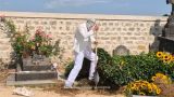 Франция депортирует белорусского блогера за попытку выкопать Ван Гога