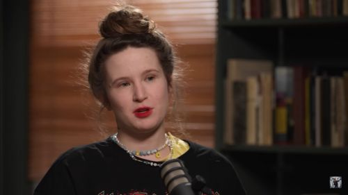 Политическая скандалистка: сбежавшую из России певицу не пустили в Австралию