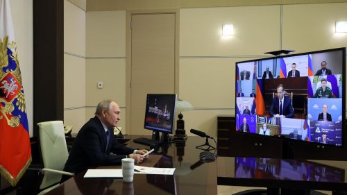 Putin mobilizes security forces and banks against "hybrid aggression"