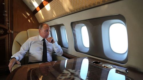 Борт Путина не может приземлиться в Москве из-за угрозы БПЛА