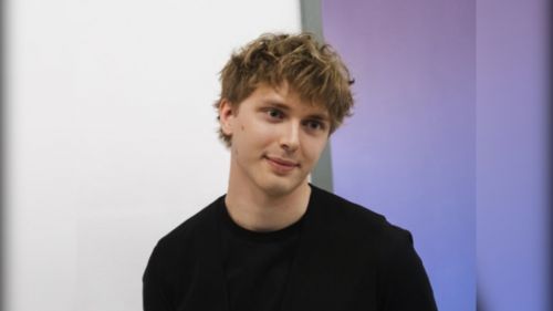 «Отправленный» на СВО внук Пугачевой «нашелся» со своими картинами в Москве